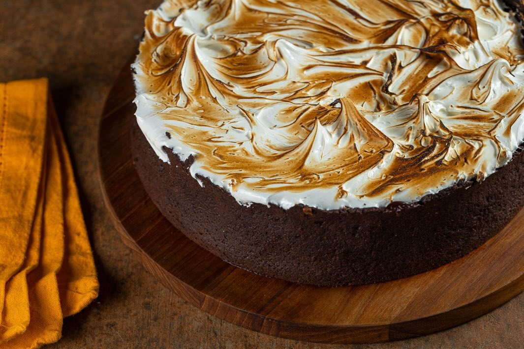 Bolo com merengue tostado
